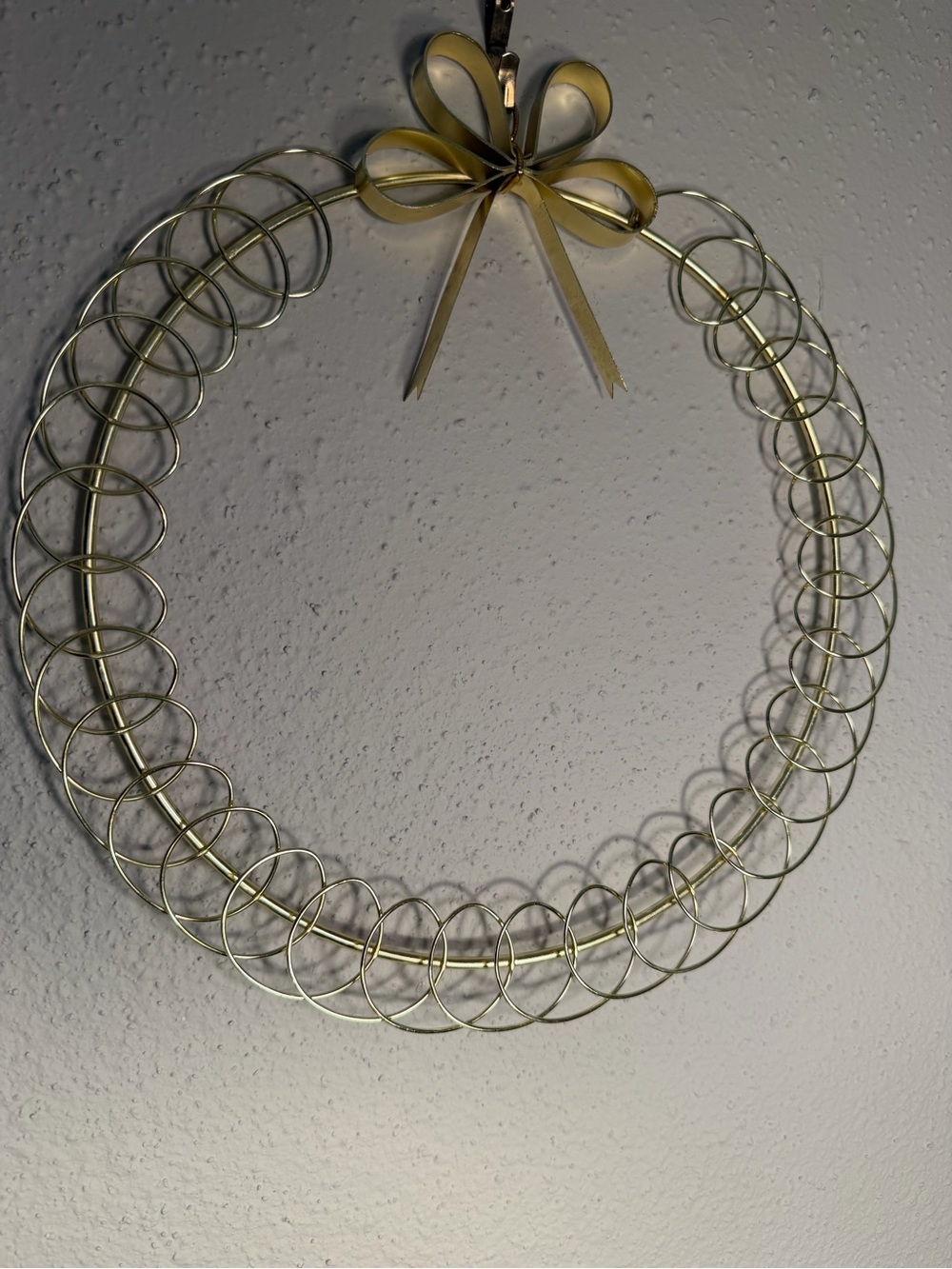 Gold Tone wire card holder wreath